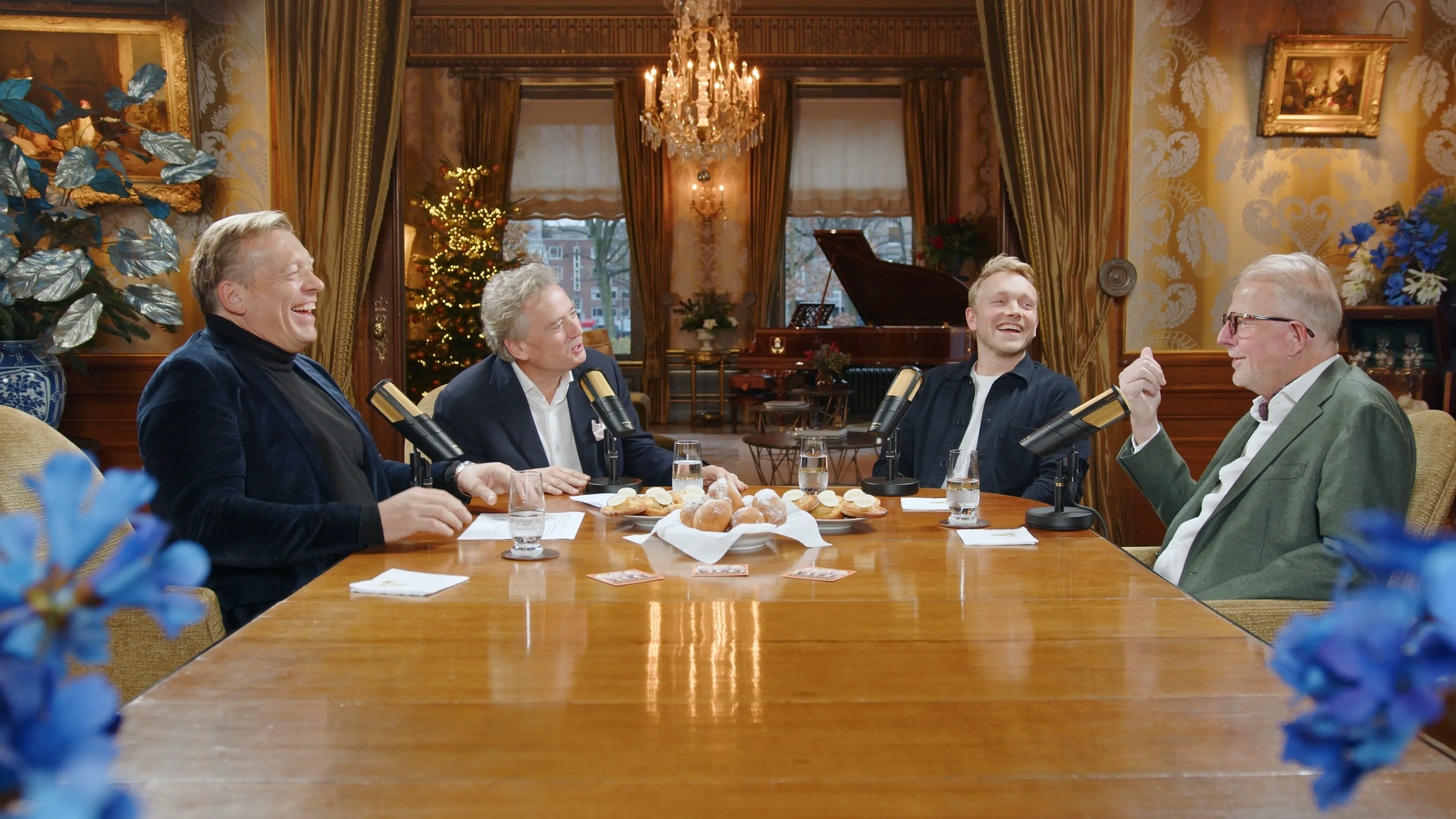 Pers die een grote afvalzak vasthoudt en naar een recyclecontainer rent, met afvalzakken aan beide kanten.