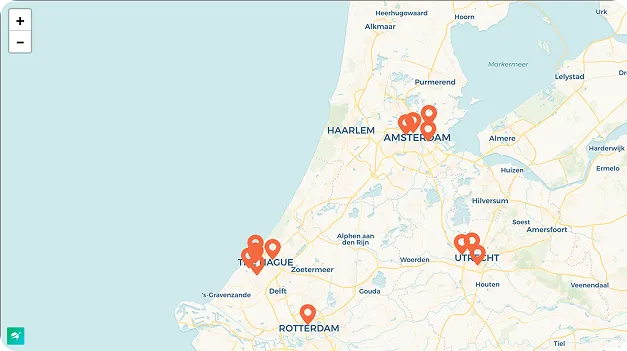 Kaart van Nederland met locaties gemarkeerd rond Amsterdam, Den Haag, Utrecht en Rotterdam, met zoomknoppen linksboven.