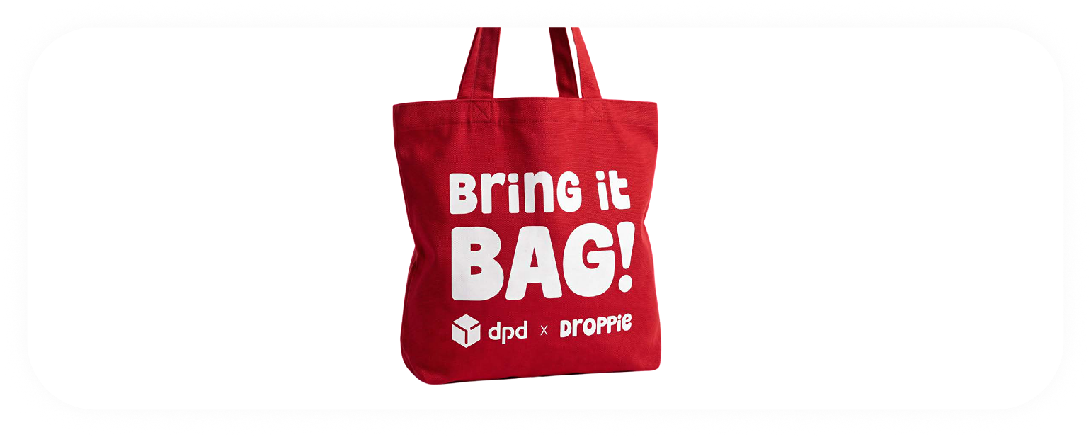 Rode draagtas met witte tekst 'Bring it BAG!' van de Droppie X DPD actie