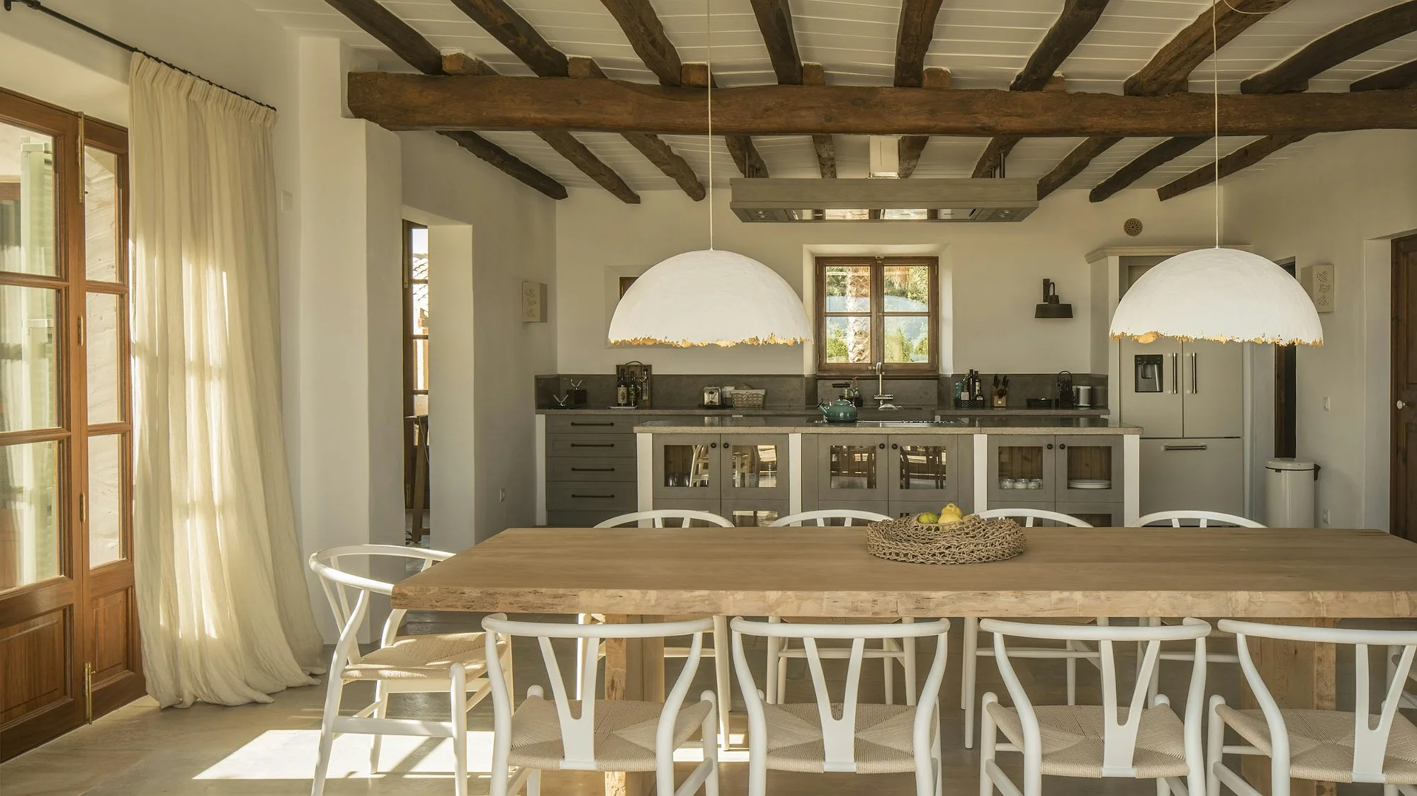 Open kitchen and Mediterranean-style dining area in ByMilagro luxury villa Mallorca