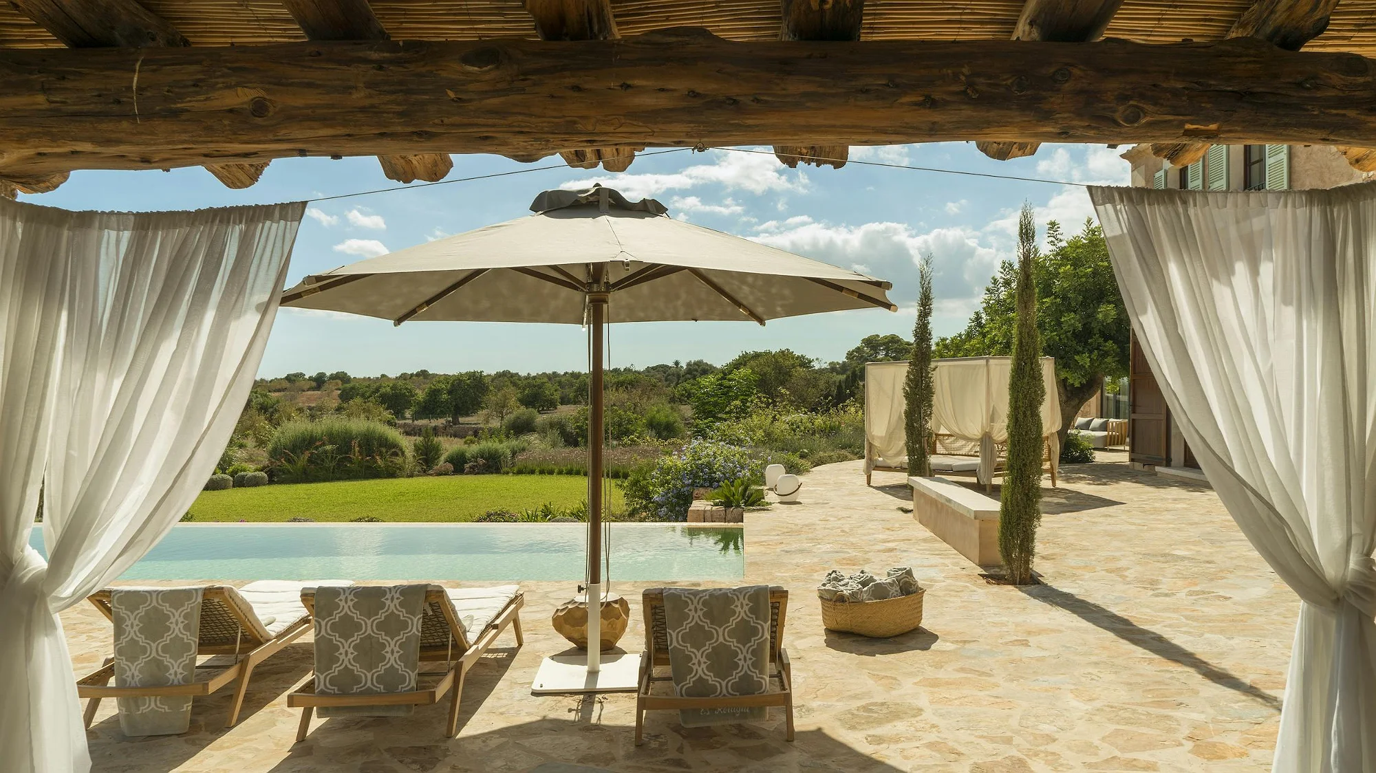 Covered chill-out area with wooden pergola at ByMilagro villa rental in Mallorca