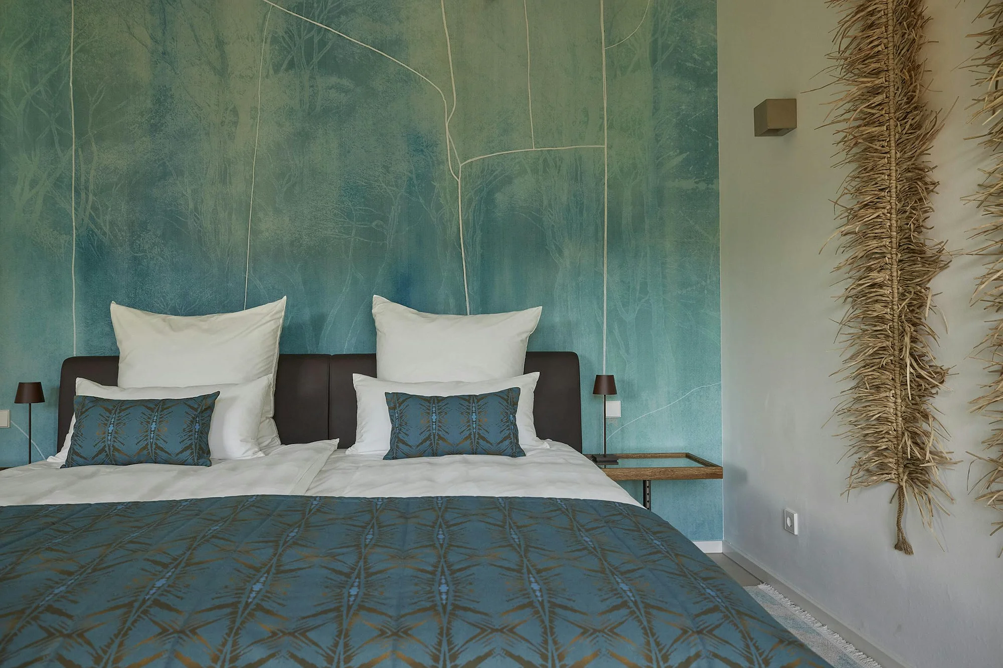 King-size bed with blue decor in ByMilagro luxury villa Mallorca