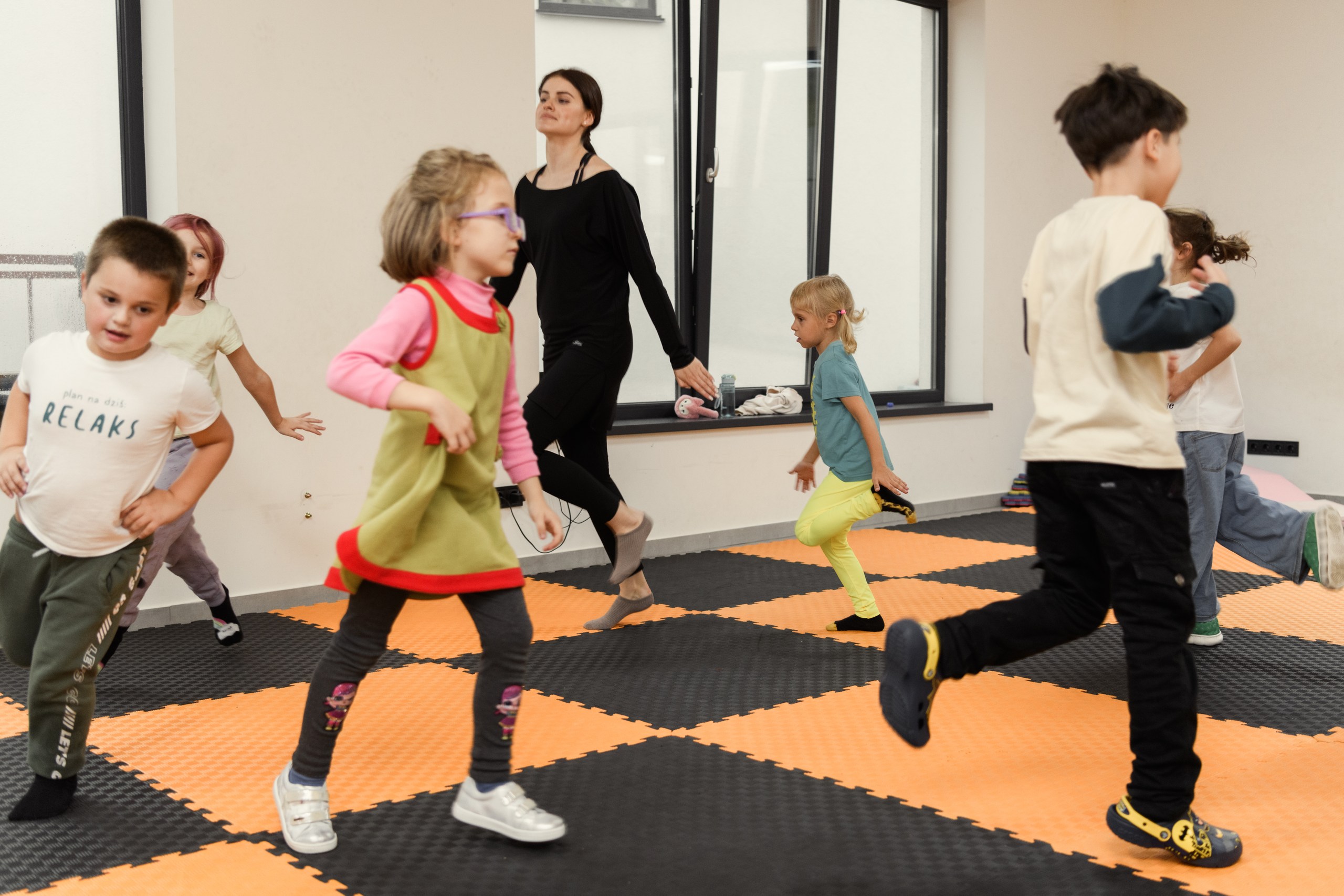 уні на уроці фізичного виховання в привітній школі у місті Вишгород Sapiens