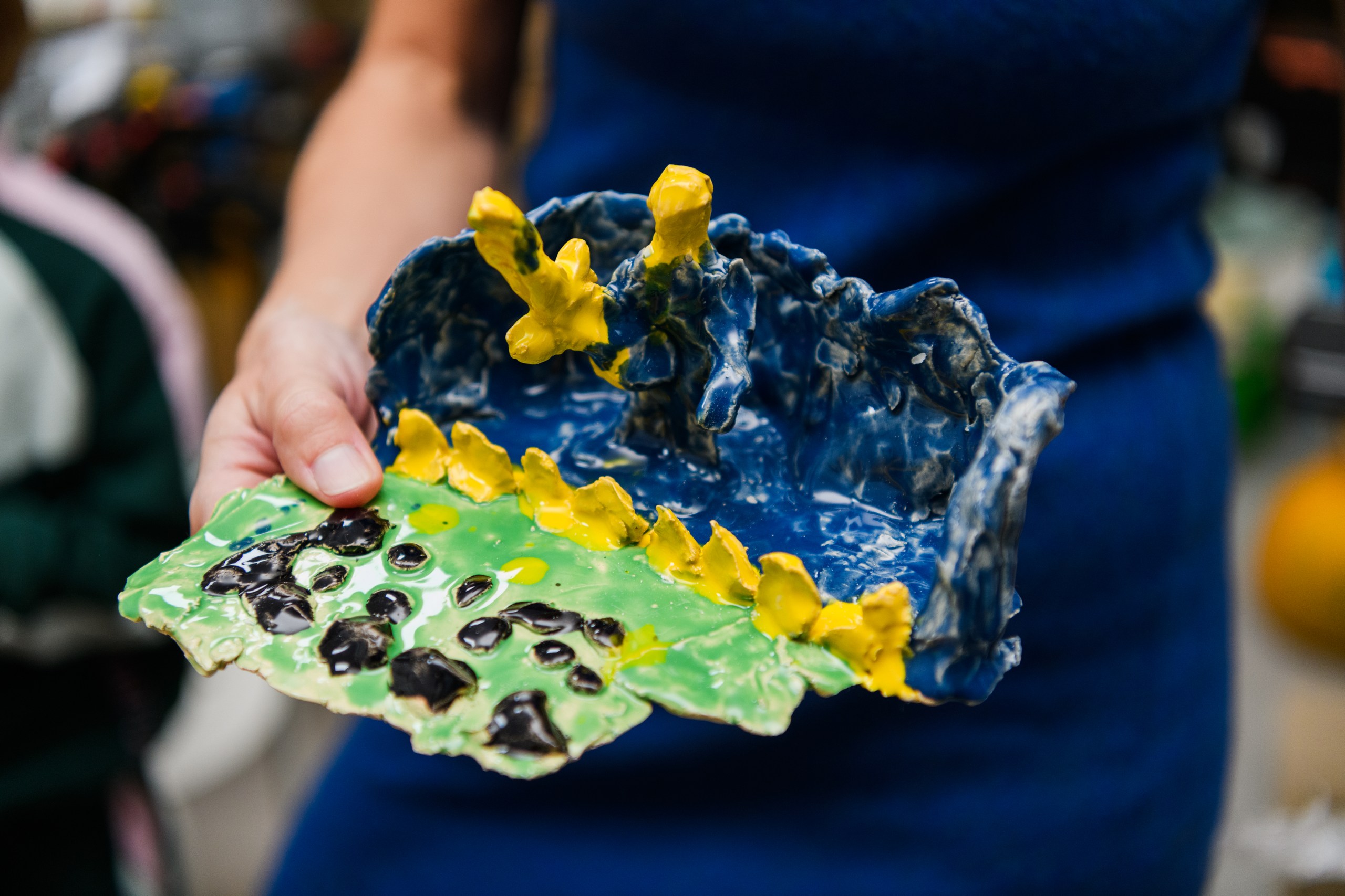 Вироб учна на уроці мистецтва в приватній школі Сапієнс у м. Вишгород, Київської області