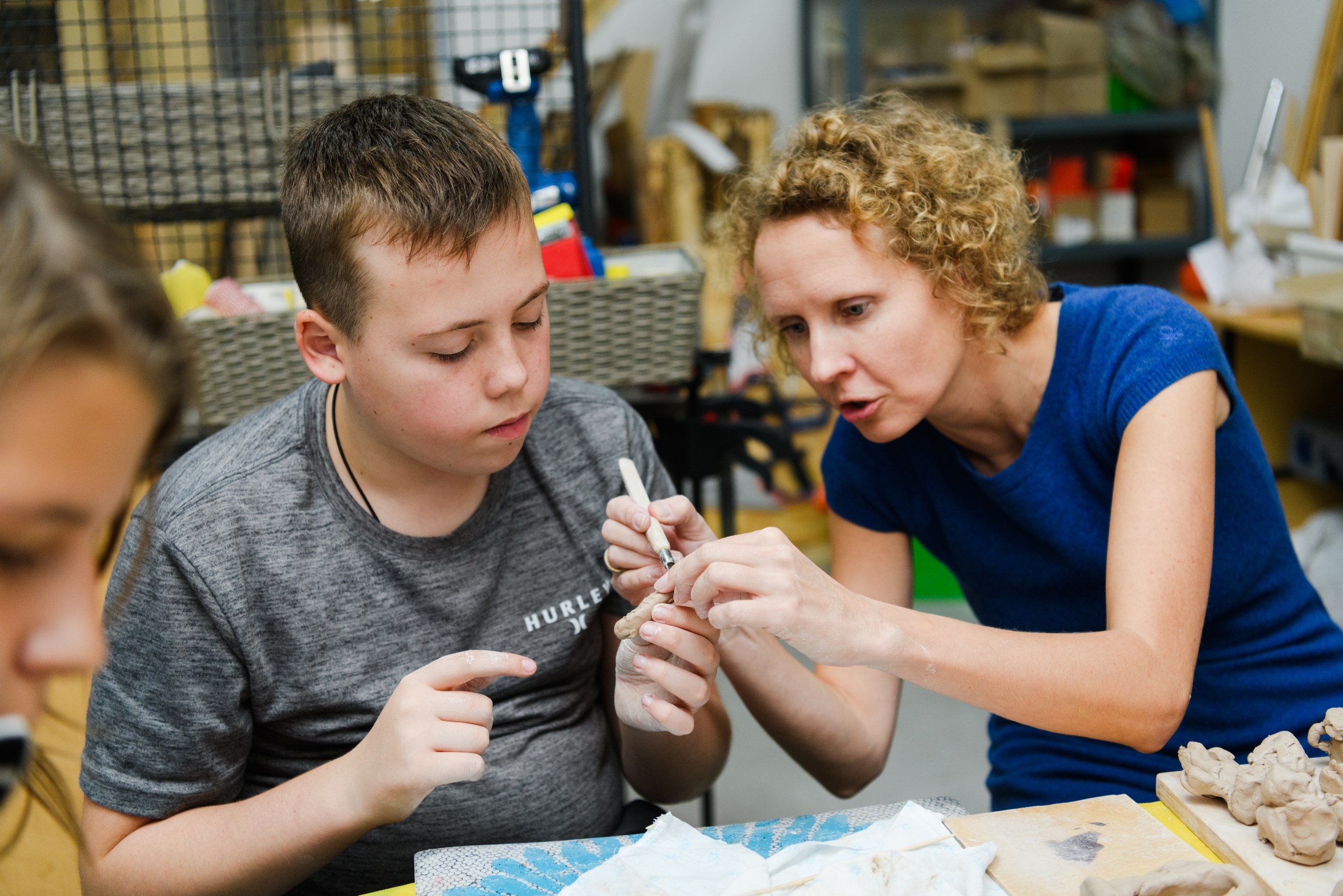 Учень разом із вчителем на уроці мистецтва в приватній школі Сапієнс у місті Вишгород, Київської області