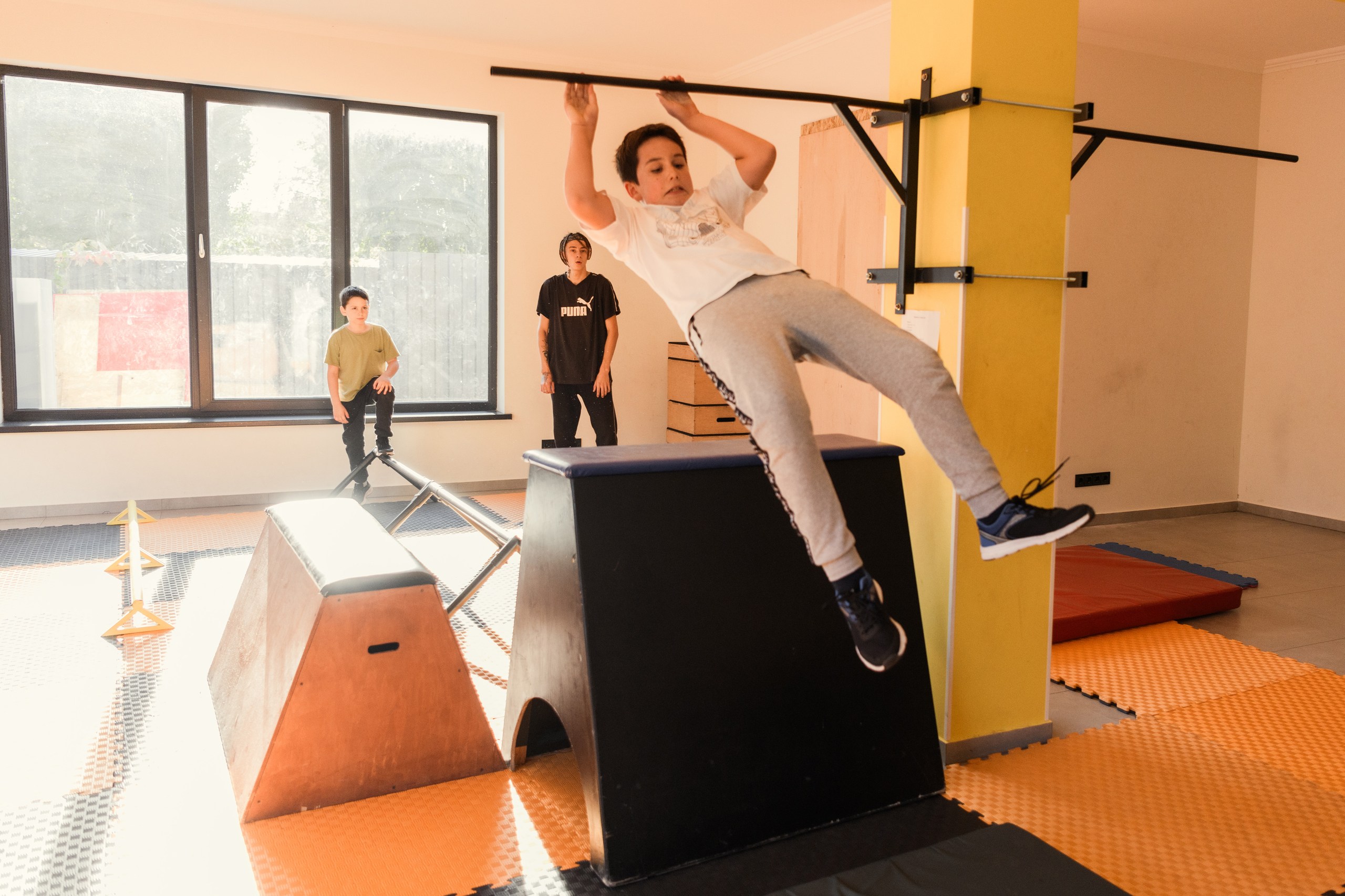 Фото учня старших на уроці виховання в приватній школі Сапієнс у місті Вишгород, Київської області
