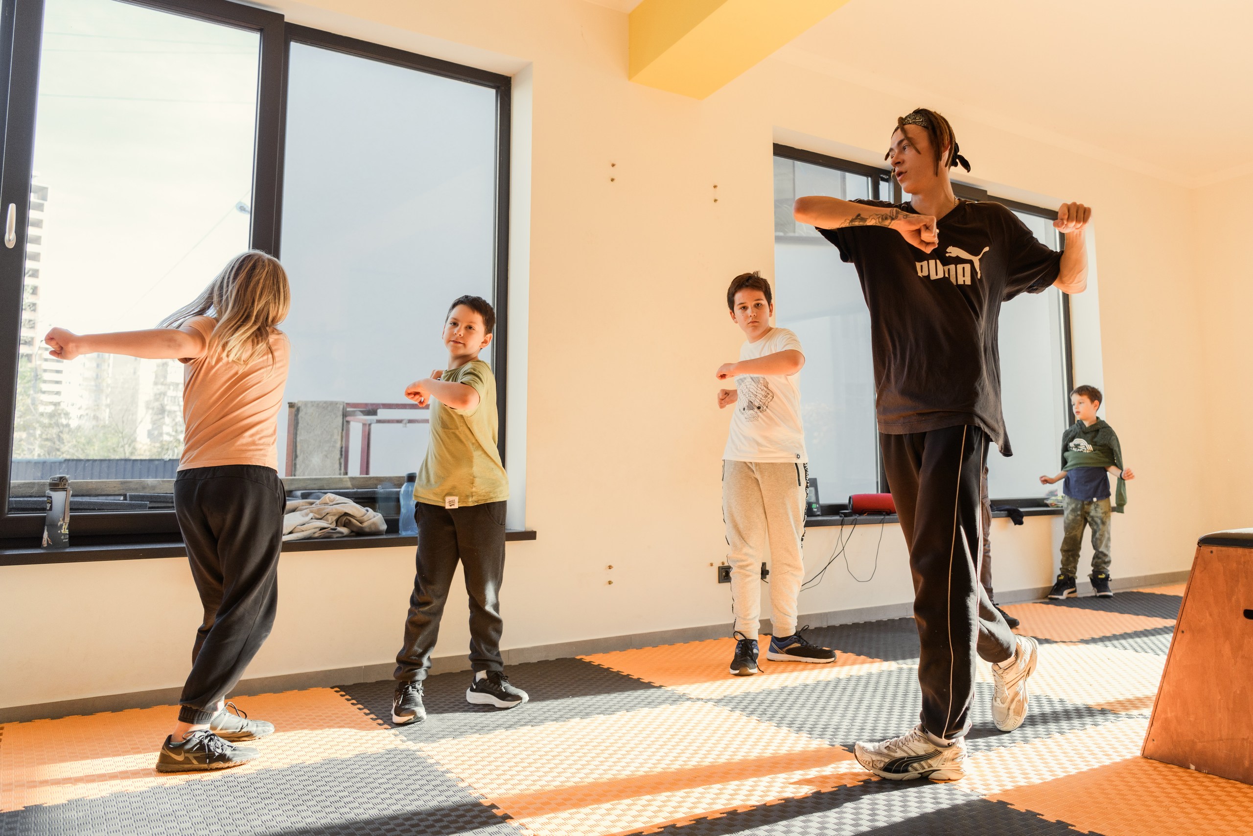 урок фізичного виховання в приватній школі Сапієнс у м.Вишгород, Київська область