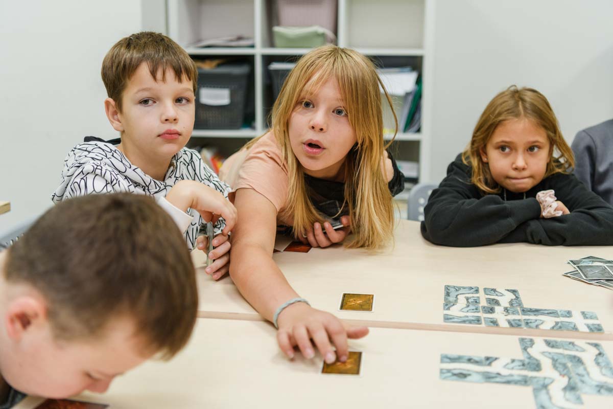 Учні молодших класів приватної школи Сапієнс у місті Вишгород