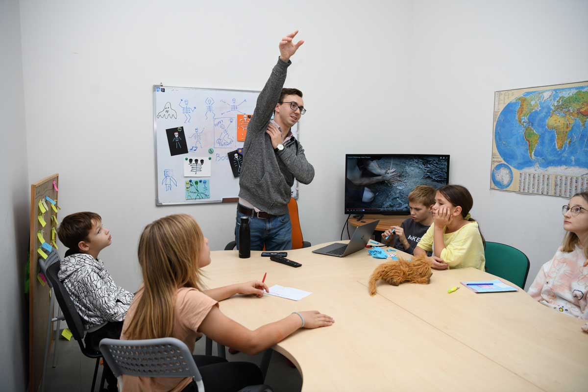 Учні середньої школи на уроці історії з Ярославом Мельником