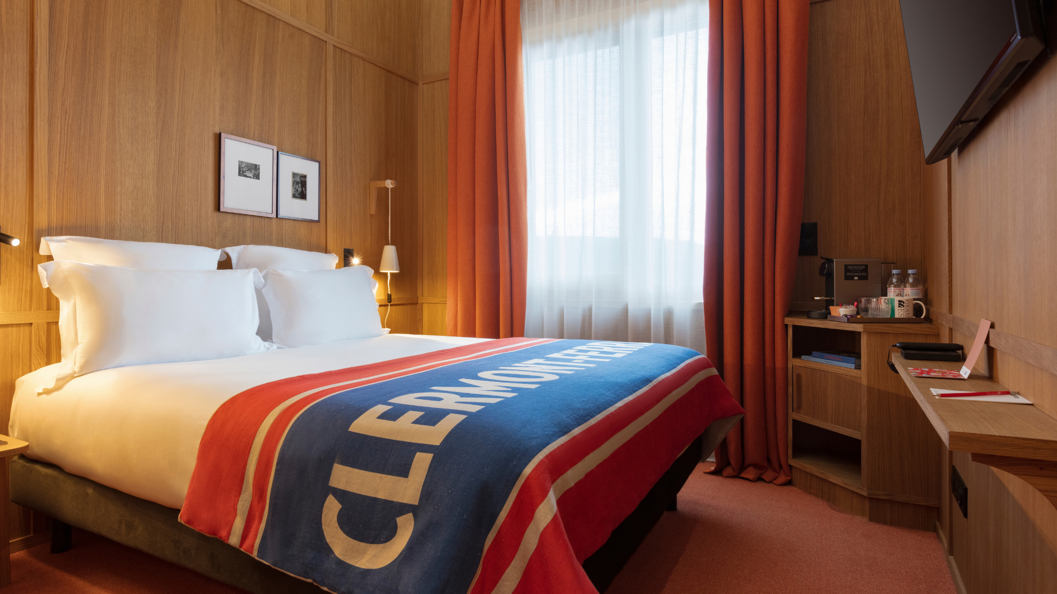 Chambre Grand Mess Clermont-Ferrand, ambiance chaleureuse aux tons orange et bois
