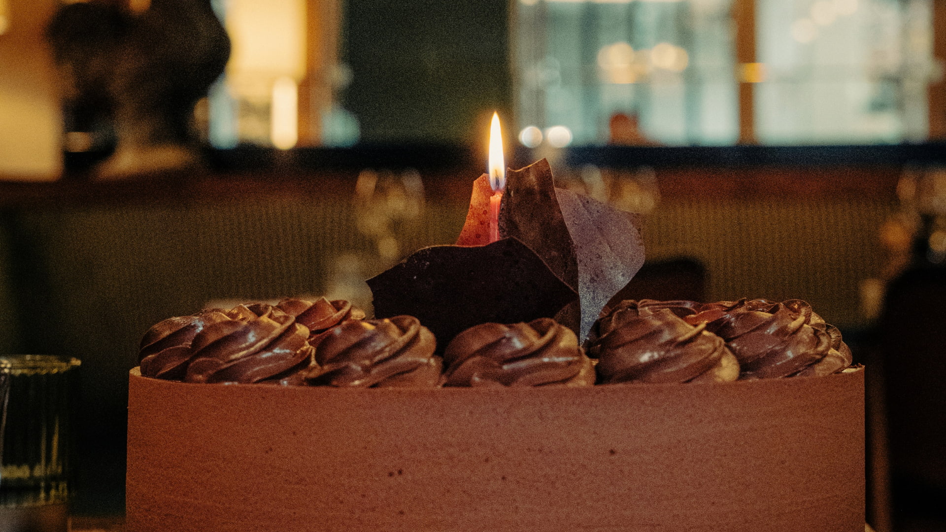 Gâteau d'anniversaire avec une bougie à grand mess