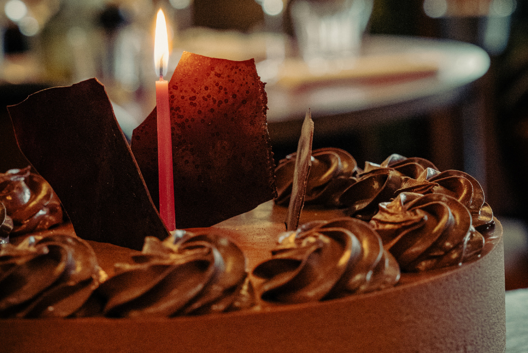 Gâteau d'anniversaire avec une bougie en plan serré