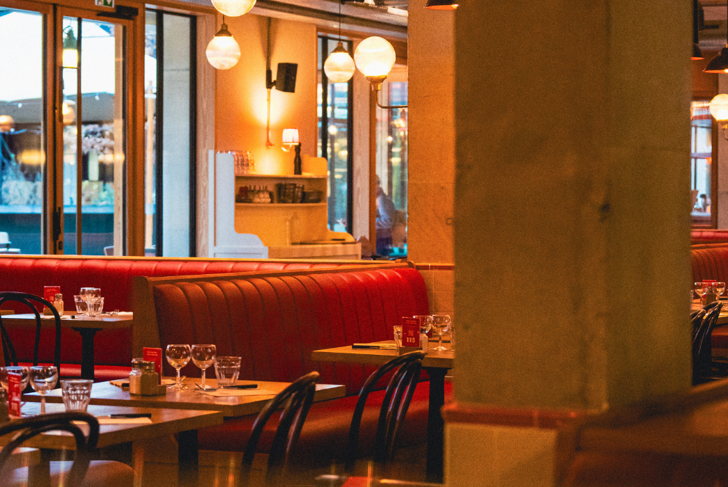 salle du bouillon du mess avec tables de restaurant dressées