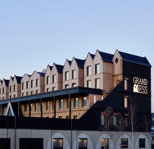 Chambre d'hôtel aux tons orange avec literie brodée Grand Mess, Clermont-Ferrand