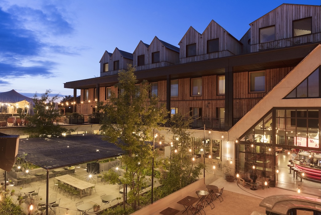 Façade en bois de GRAND MESS, sa terrasse ainsi que le rooftop Nord