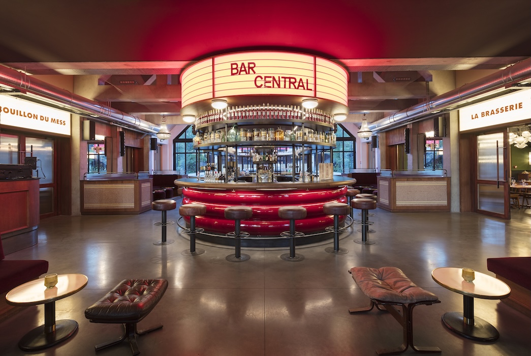 Le Bar Central de GRAND MESS, éclairé de rouge
