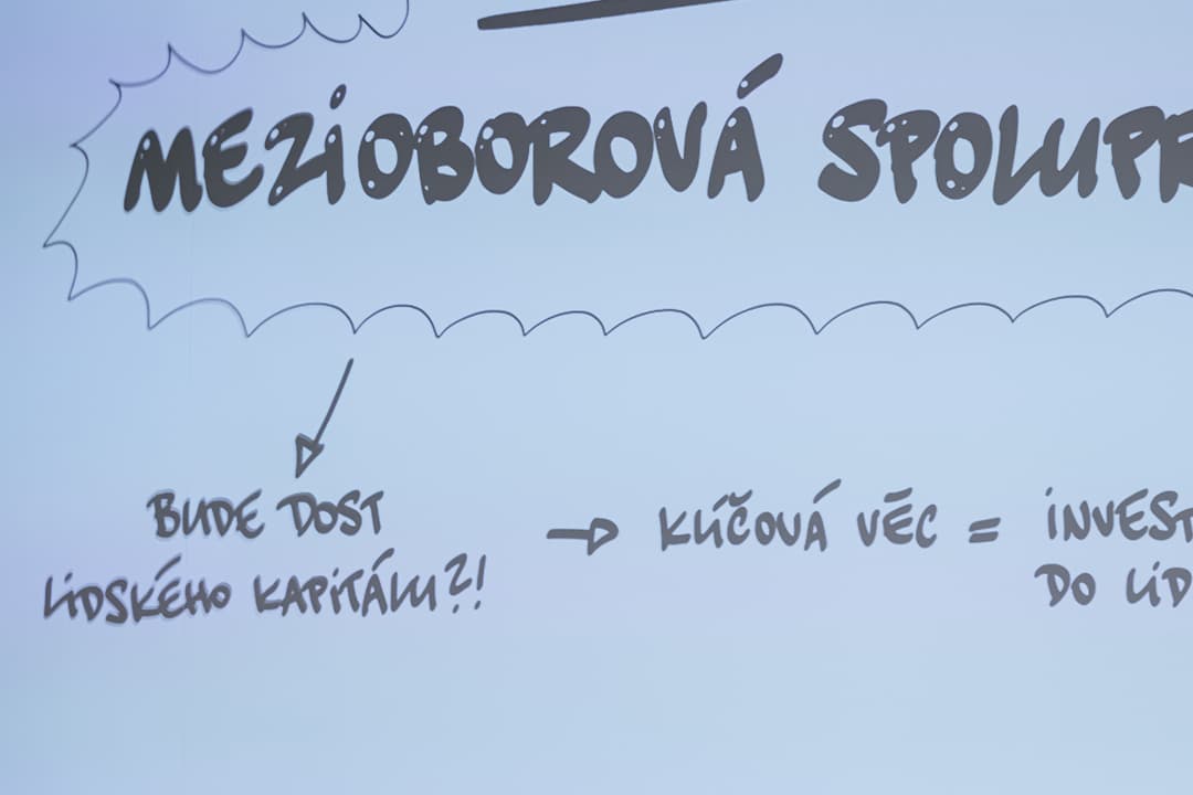 Ručně psaný český text na světle modrém pozadí s velkou bublinou kolem slov „Mezioborová spolupráce“ a šipkami směřujícími k menšímu textu níže.
