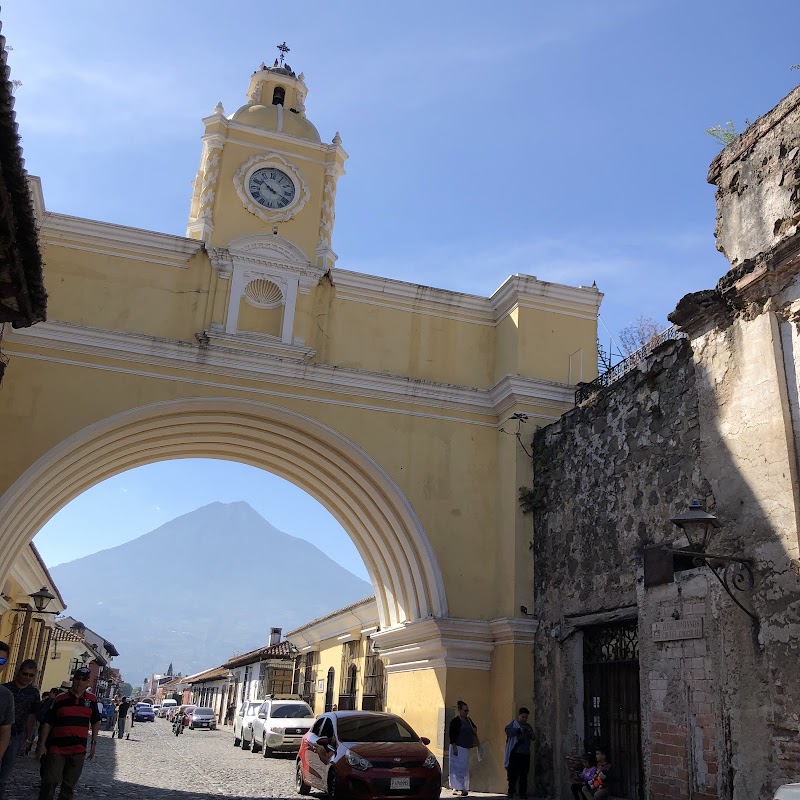 Explore Santa Catalina Arch and Historic City Center