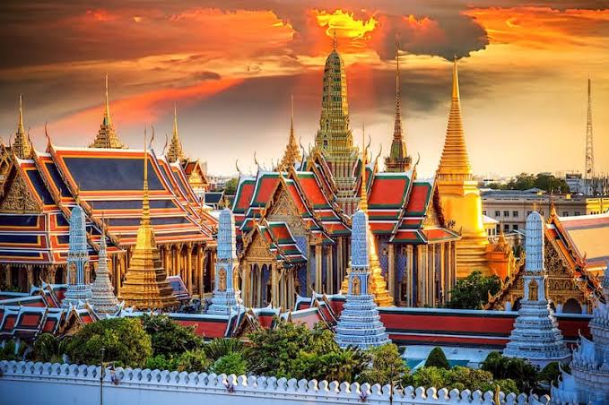 Explore the Grand Palace and Wat Phra Kaew