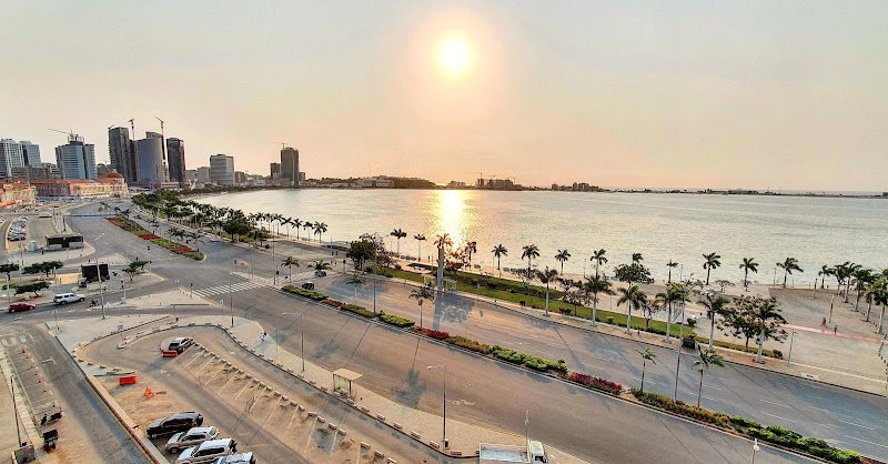 Stroll along the Marginal (Avenida 4 de Fevereiro)