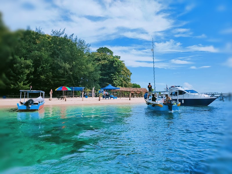 Take a boat trip to Samalona Island