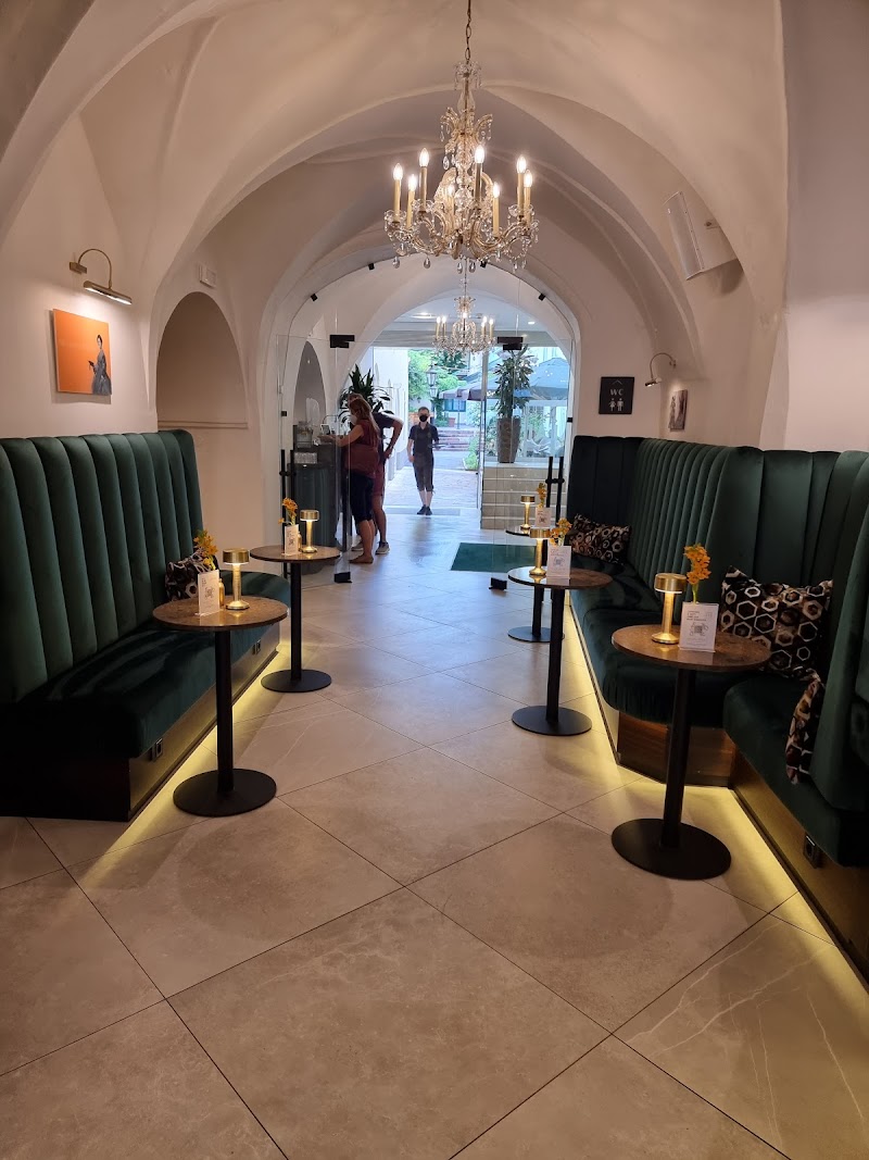 Charles Restaurant