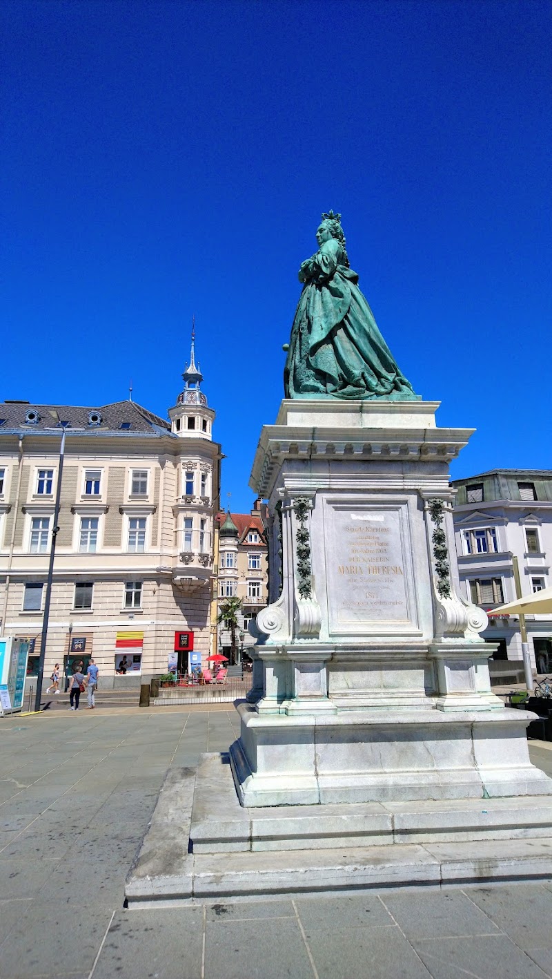 Explore the Old Town and Neuer Platz