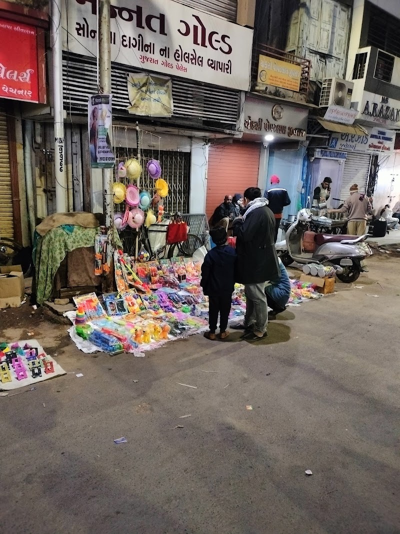 Stroll through the old city and Manek Chowk