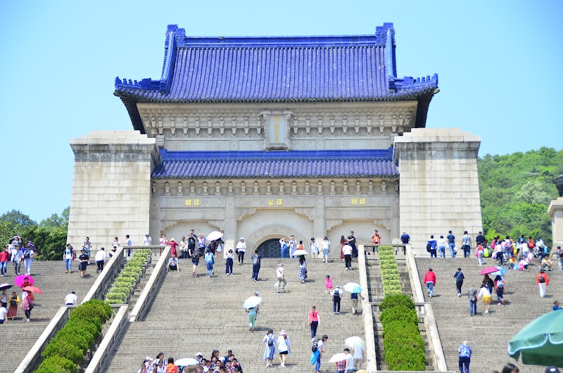 Visit the Sun Yat-sen Mausoleum