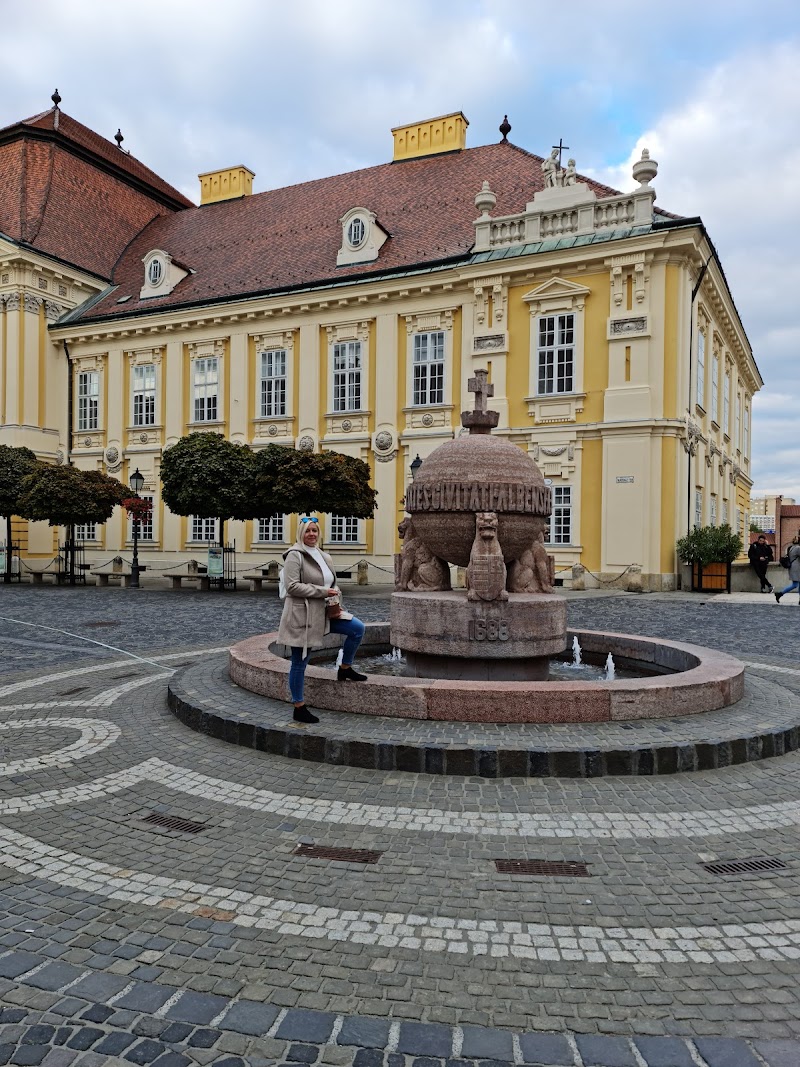 Country Apple Statue - Székesfehérvár - Hungary - booked ai