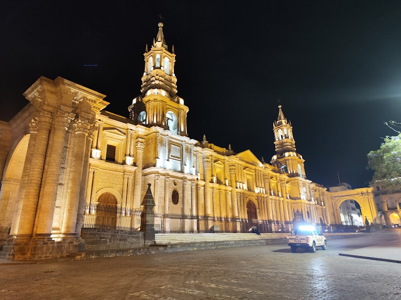 Stroll around the Plaza de Armas and visit the Arequipa Cathedral - Arequipa - Peru - booked ai