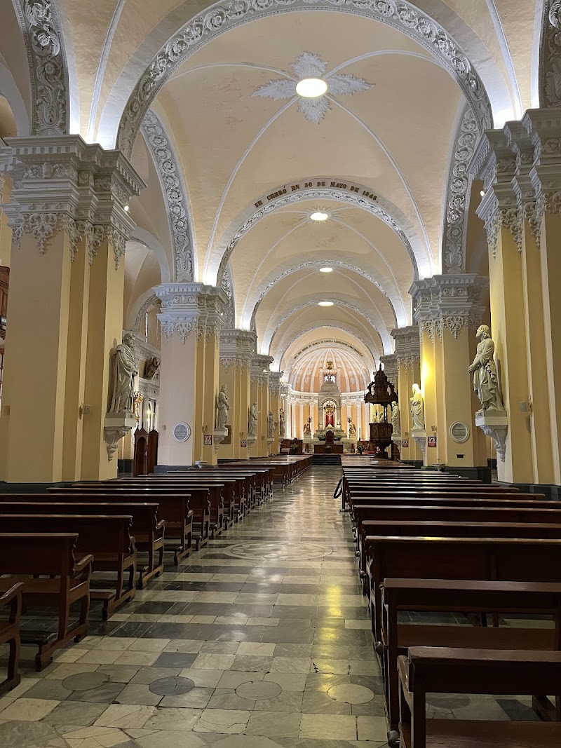 Stroll around the Plaza de Armas and visit the Arequipa Cathedral - Arequipa - Peru - booked ai
