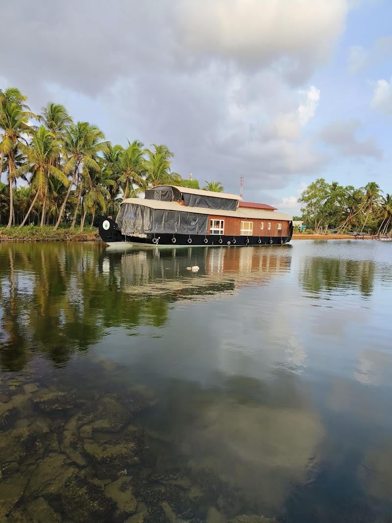Take a Houseboat Cruise on the Valiyaparamba Backwaters - Thrikaripur - India - booked ai