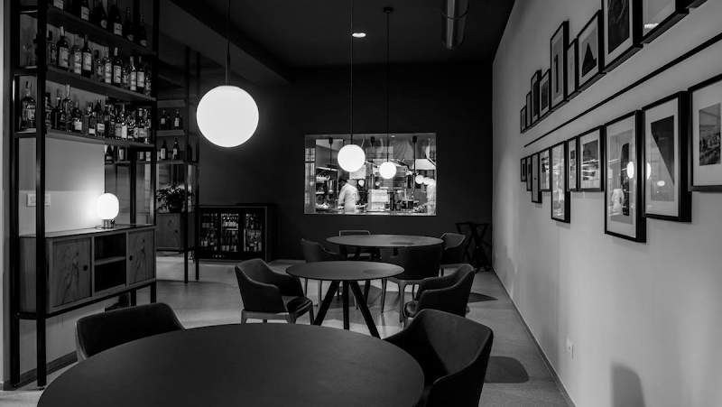 The Market Place - Como - Italy - booked ai