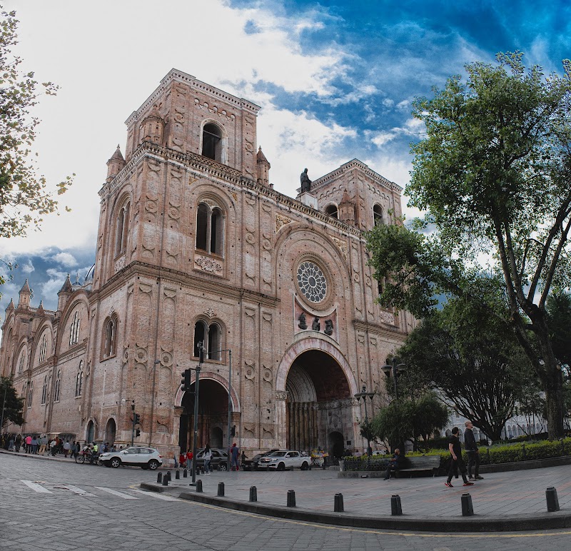 Visit the Cathedral of the Immaculate Conception (New Cathedral) - Cuenca - Ecuador - booked ai