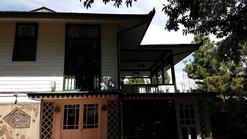 The White House Fusion Cuisine and Wine Lounge - Lungsod ng Dabaw - Philippines - booked ai
