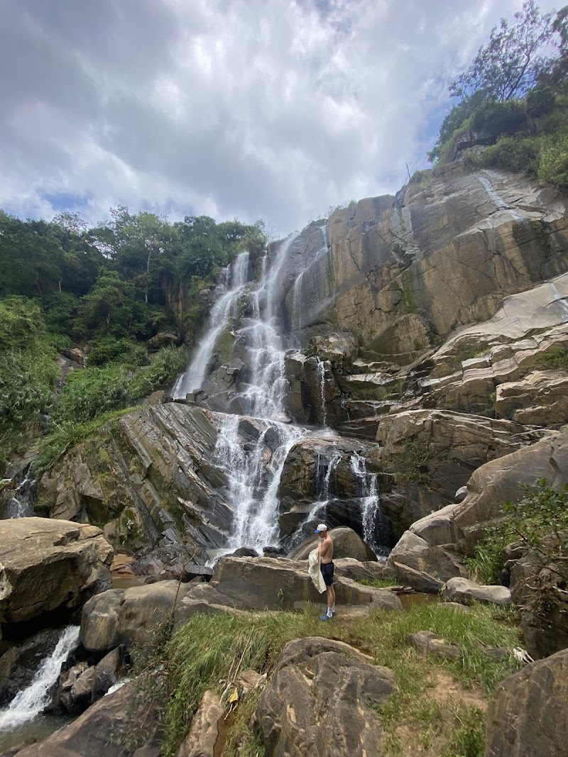 Kuda Ravana Ella waterfall - Ella - Sri Lanka - booked ai