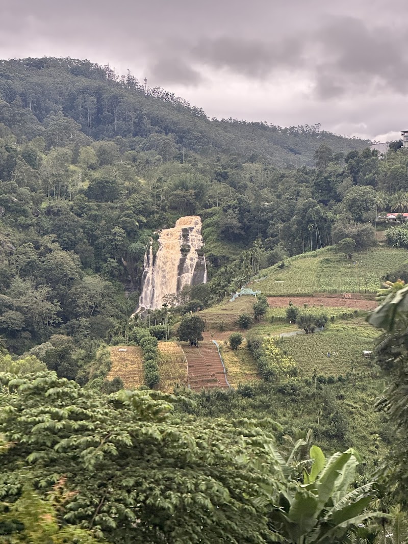 Kuda Ravana Ella waterfall - Ella - Sri Lanka - booked ai