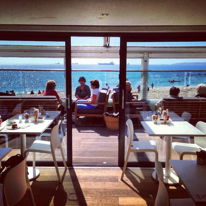 Relax at Gyllyngvase Beach - Falmouth - United Kingdom - booked ai