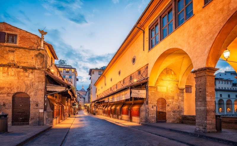 Walk across the Ponte Vecchio - Firenze - Italy - booked ai