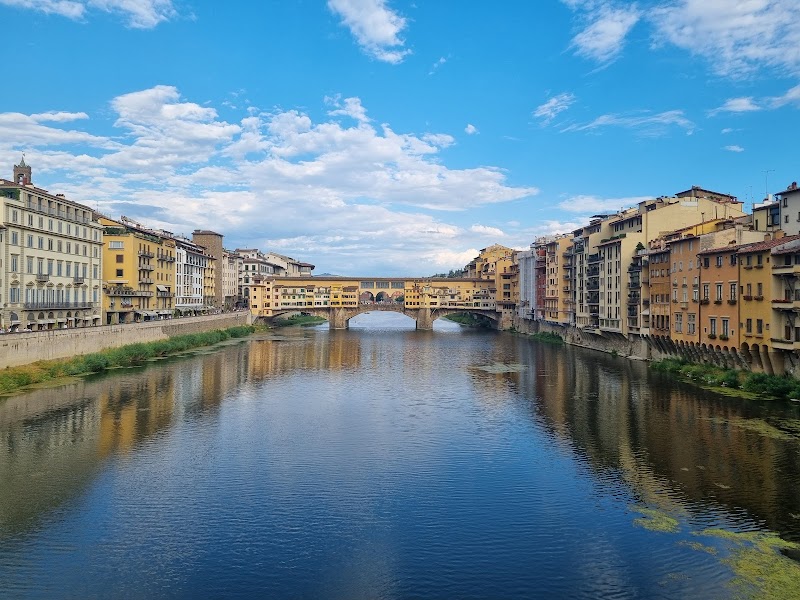Walk across the Ponte Vecchio - Firenze - Italy - booked ai