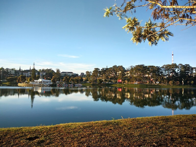 Stroll around Xuan Huong Lake and the Dalat Flower Garden - Dalat - Vietnam - booked ai