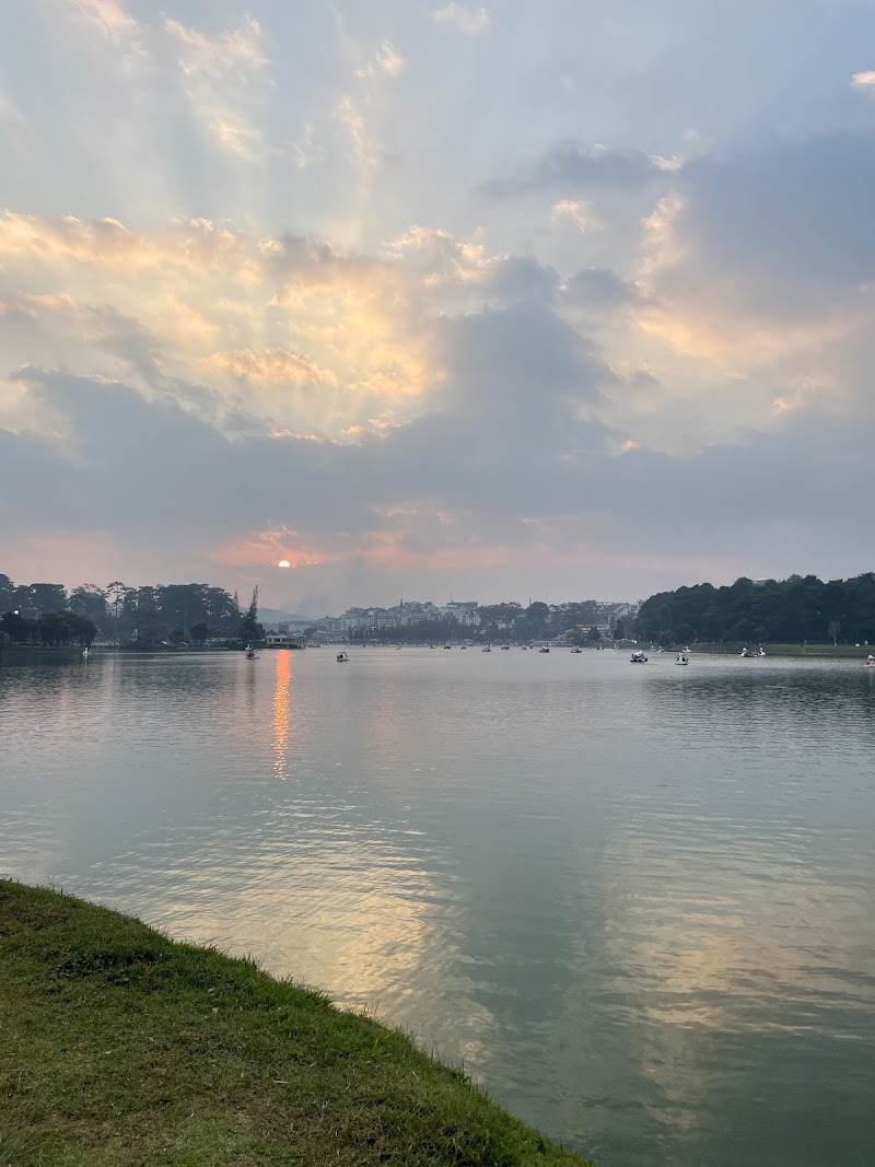 Stroll around Xuan Huong Lake and the Dalat Flower Garden - Dalat - Vietnam - booked ai