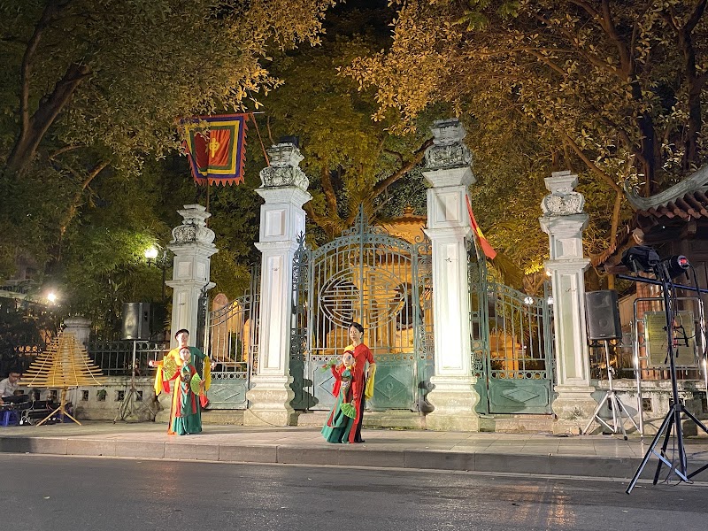 Take a stroll around Hoan Kiem Lake - Hanoi - Vietnam - booked ai