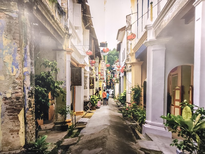 Walking down Concubine Lane - Ipoh - Malaysia - booked ai