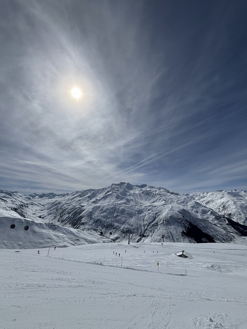 Skiing and Snowboarding at SkiArena Andermatt-Sedrun - Andermatt - Switzerland - booked ai
