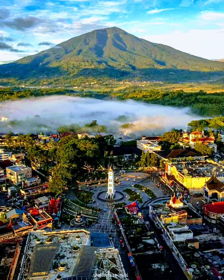 Visiting Jam Gadang - Bukittinggi - Indonesia - booked ai