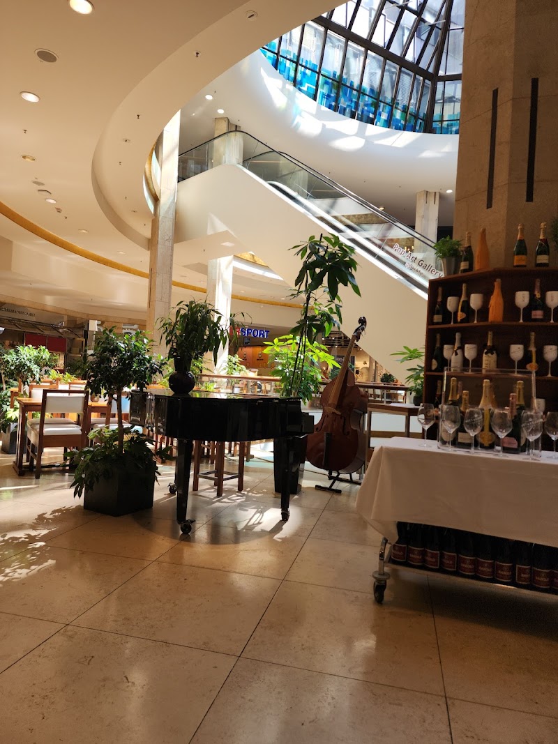 Königsallee (Ko) Shopping Street - Düsseldorf - Germany - booked ai