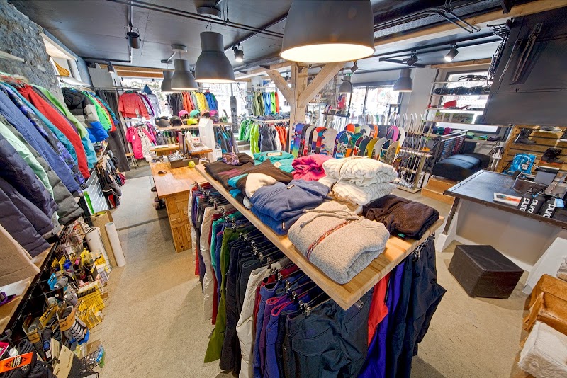 Skiing and Snowboarding at Gstaad Mountain Rides - Gstaad - Switzerland - booked ai