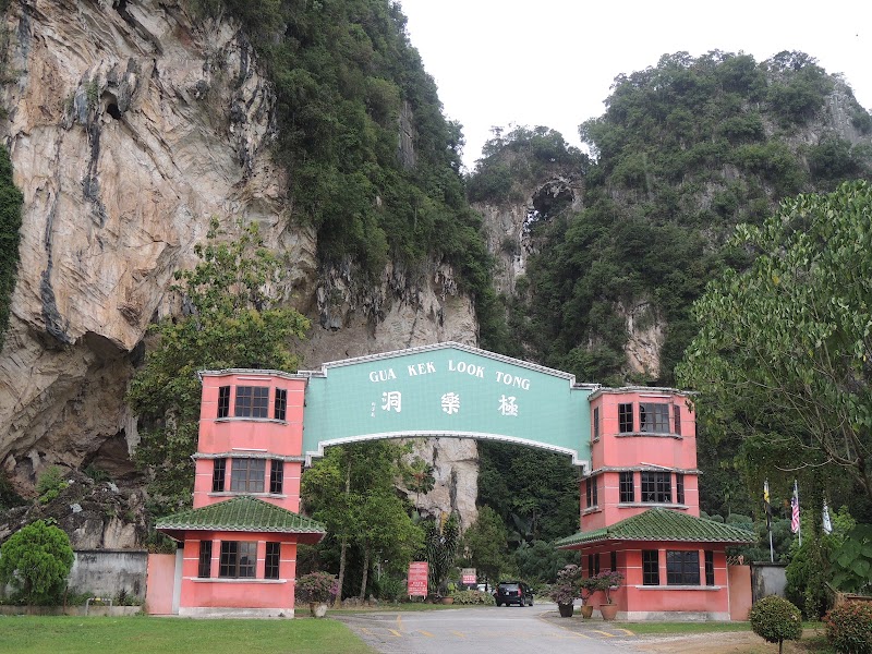 Exploring Kek Lok Tong Cave Temple - Ipoh - Malaysia - booked ai